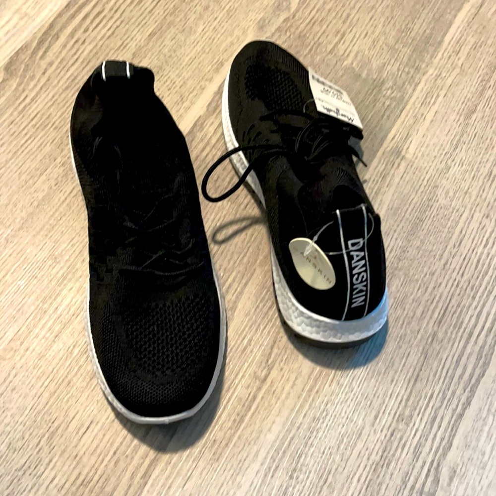 Tennis shoes